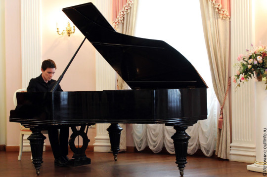 Пианист Владислав Чубенко представит в Вологде программу «В гостях у короля, или Его величество рояль!»